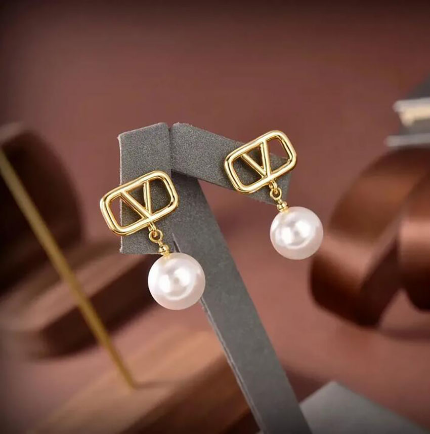 Simple Exquisite Pearl Stud Earrings Designer 18K Gold Plated Earring Fashion Lovers Gifts Aretes Orecchini for Women Lady Wedding Party Jewelry Accessory