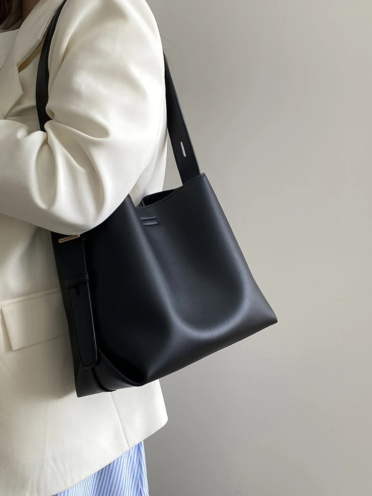 Black soft leather autumn womens shoulder bag fashionable large capacity commuting handbag