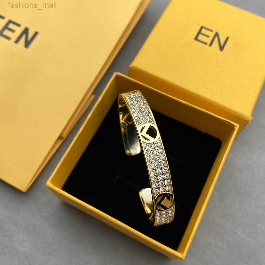 Designer Designer bracelets luxury bracelets for women Classic brand rose gold bracelets Openings with diamonds fashion jewelry New style personalized holiday gi