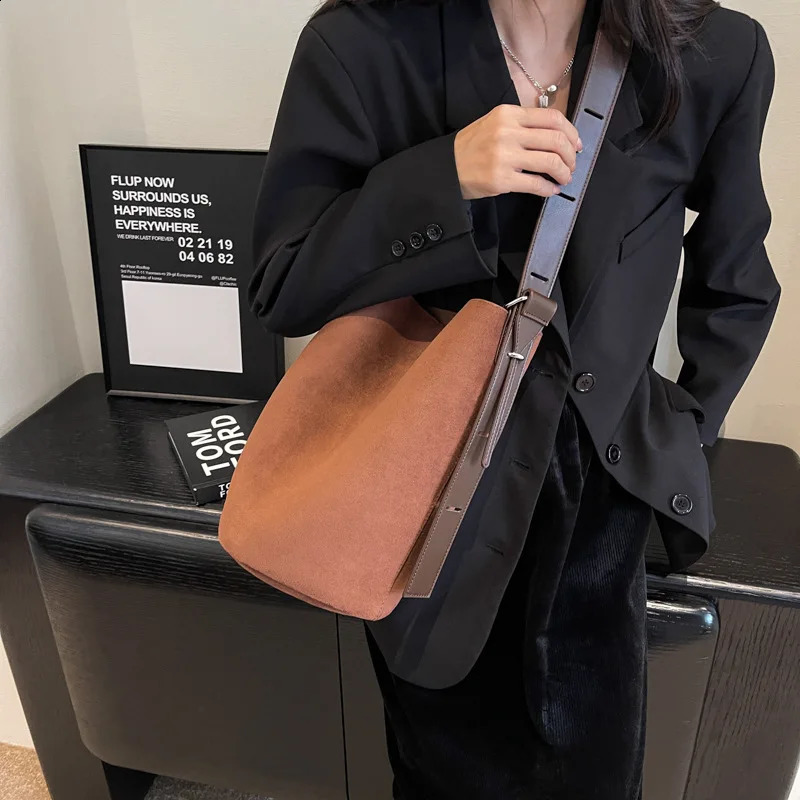 Nigedu womens bucket bag matte leather womens messenger bag cross body bag wide shoulder strap womens handbag Bolsos black 250317