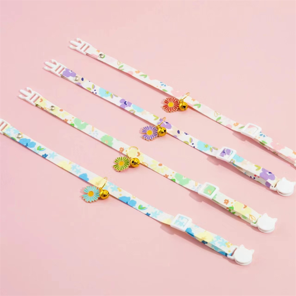 Pet Collar Adjustable Cute Ornament Cat Collar with Bell & Small Daisy Pendant Cat Collars for Kittens & Puppies Pet Accessories