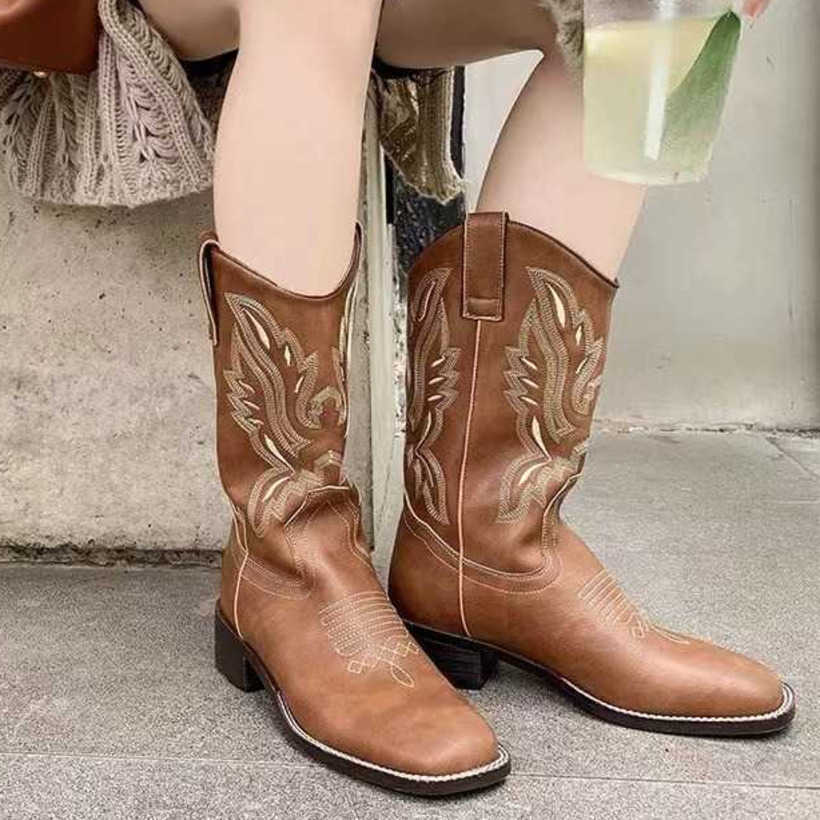Leather Western Cowboy Fashion Boots Embroidered Knight Boots For Women Internet Celebrity Thick Heel Middle Tube V-neck Martin Boots 240826
