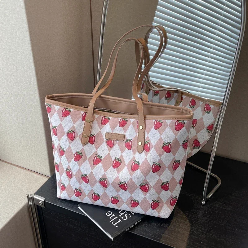 PU Large Capacity Tote Bags Zipper Strawberry Commuting Fresh Fashion Shoulder Bags for Women High Quality Tote 240907