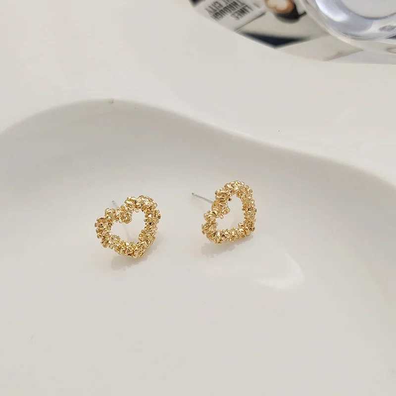 Vintage Metal Heart Stud Earring for Woman 2024 New Trendy Silver Color Geometric Twisted Wave Earring Party Jewelry AccessoriesX240912