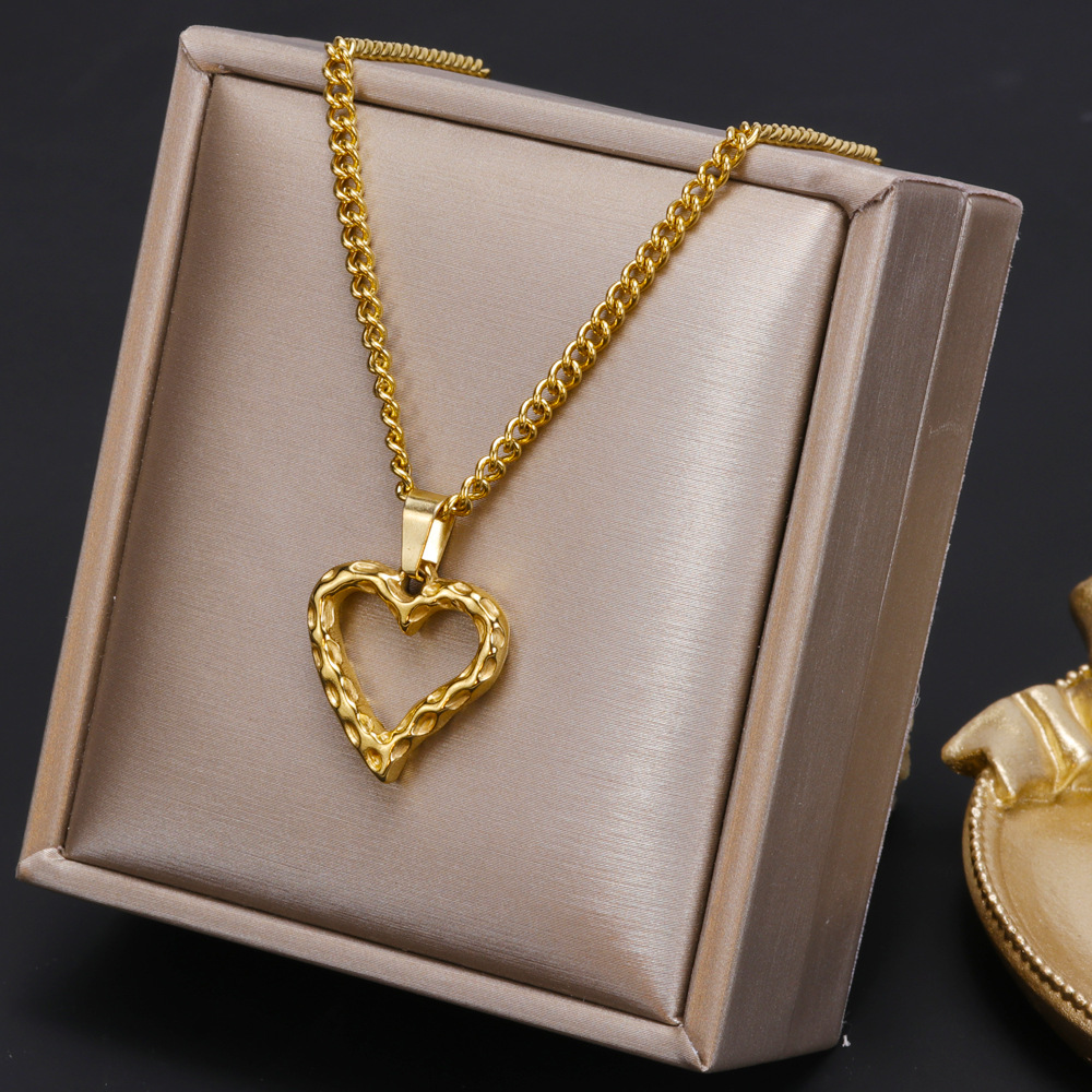 18k Gold Necklace Charm Designer Jewerlry Non Tarnish Stainless Steel Eye Queen Portrait Love Heart Moon Bible Cross Necklaces for Woman Man Gift Fine