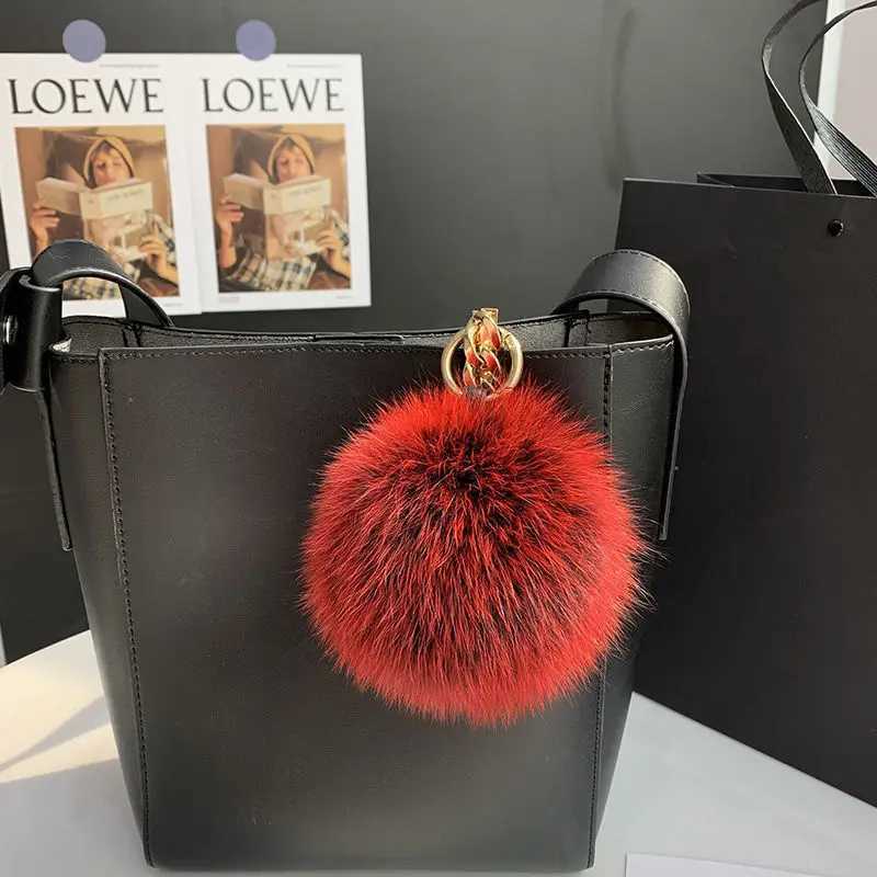 2024 Fluffy True Fox Fur Ball Poms Keychain Womens Luxury Poms Keychain Accessories Packaging Decoration Emoji Pavilion Jewelry Gifts W24091126