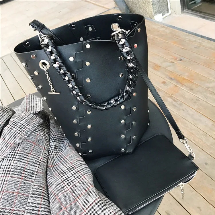 ner Rivet Large Bucket Bag Womens Wallet and Handbag High Quality Shoulder Messenger Black Hollow 240910