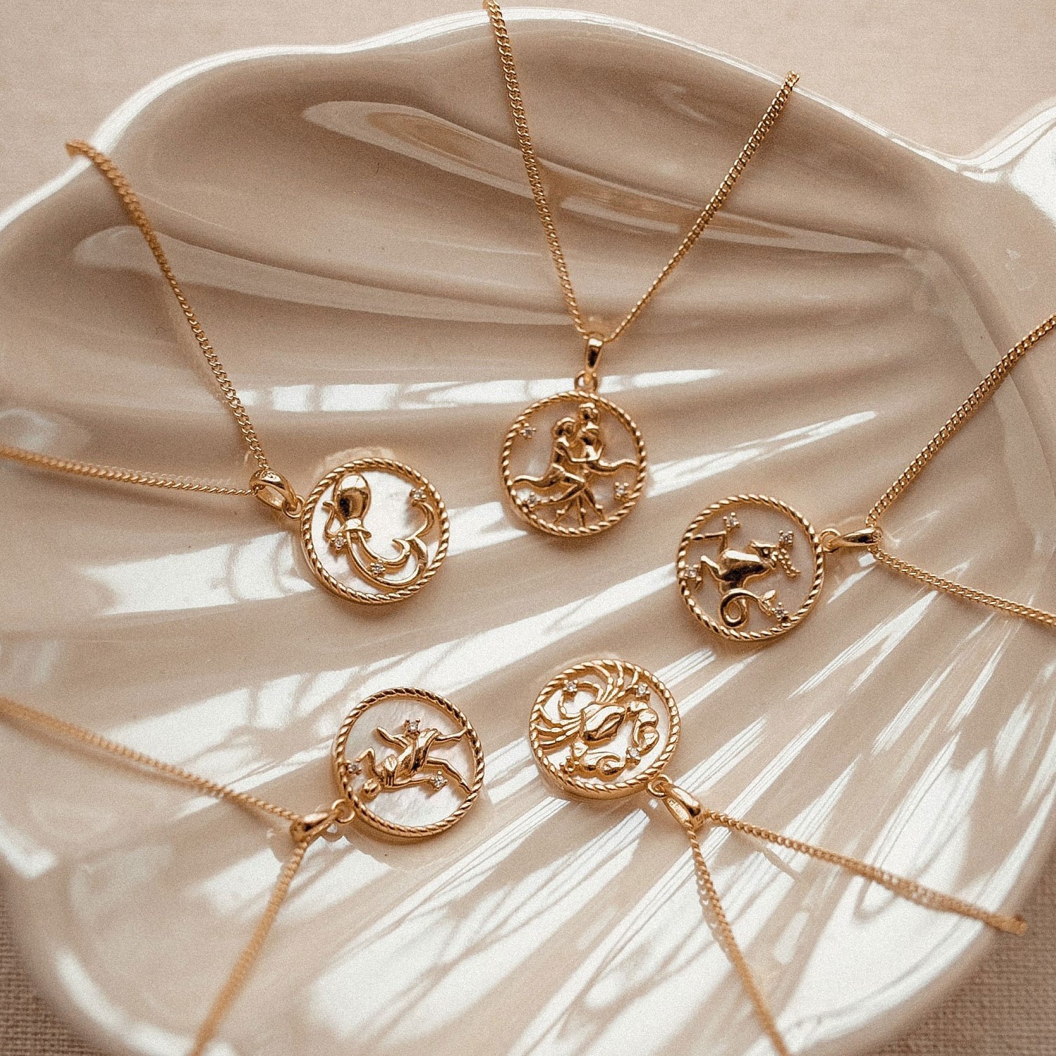 18k Gold Zodiac Sign Necklace Gold Chain Designer Jewelry Cubic Zircon Waterproof Stainless Steel Horoscope Sign Coin Charm Necklaces for Woman Gift F