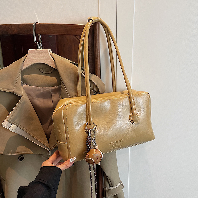 Handheld Boston for women 2024 new commuter bag, high-end texture, niche and versatile, single shoulder bag