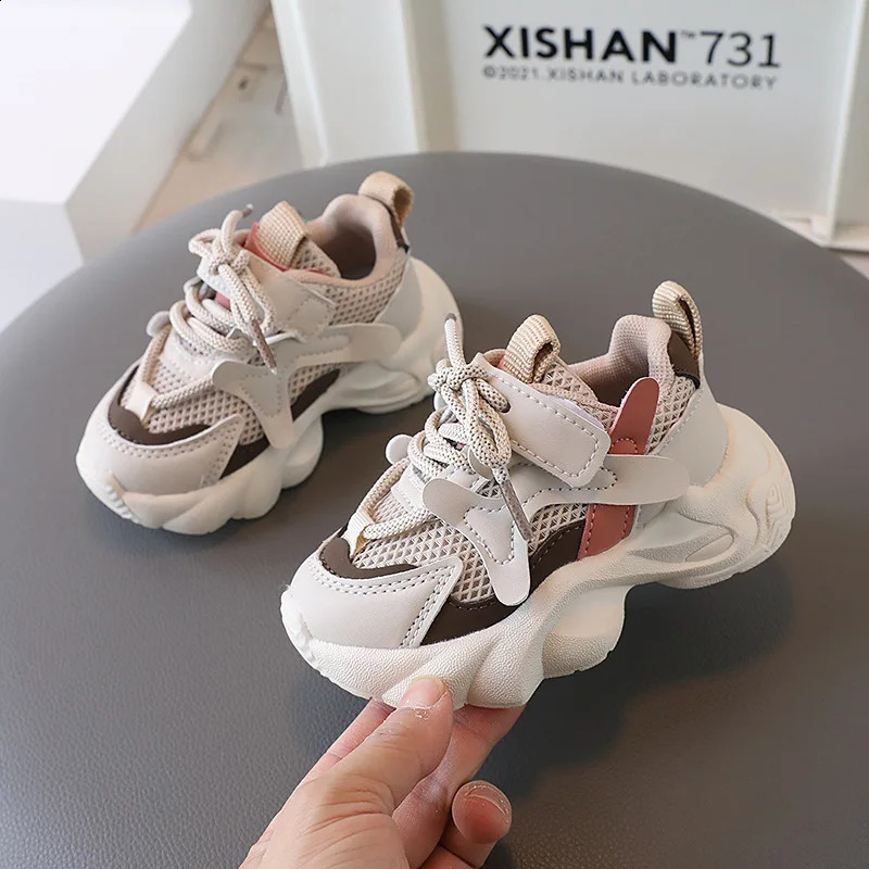 2024 New Childrens Sports Shoes Fashionable Breathable Sports Shoes Boys and Girls Non slip Outdoor Shoes Student Shoes Basketball Shoes 240912