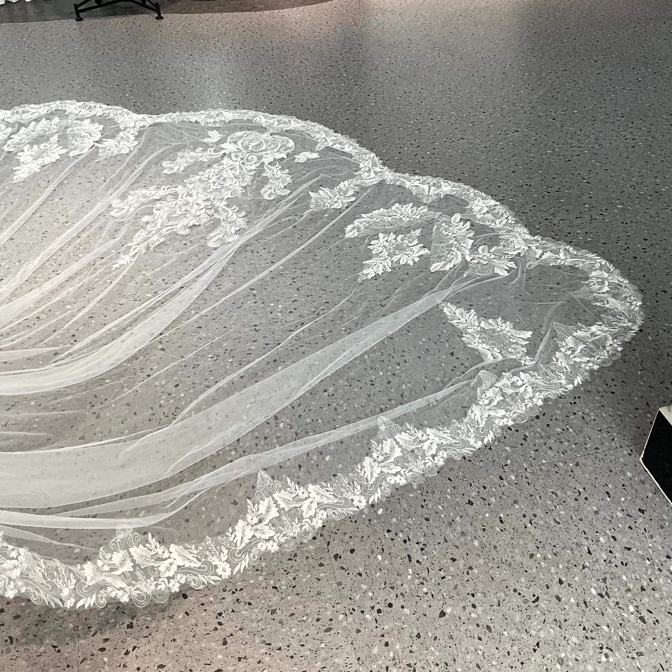 Classic Wedding Veil Lace Appliques Bridal Veil with Comb Royal Long Special Cut Veil White Ivory Custom Made Wedding Accessories