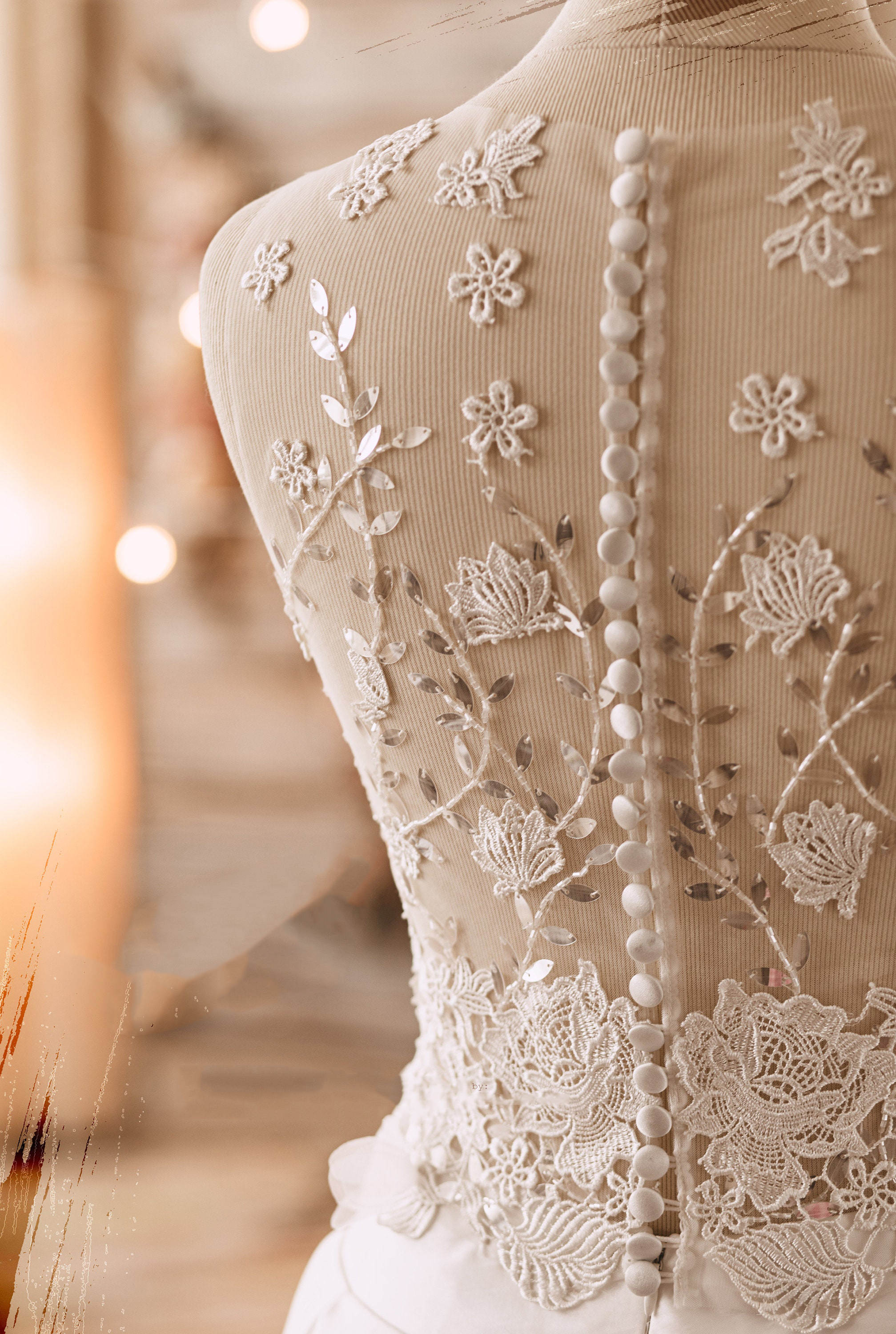 Graceful Wedding Cape Lace Sequins 3D Flowers Bridal Jacket Sleeveless Wraps Button White Ivory Accessories Jackets Custom Made Plus Size