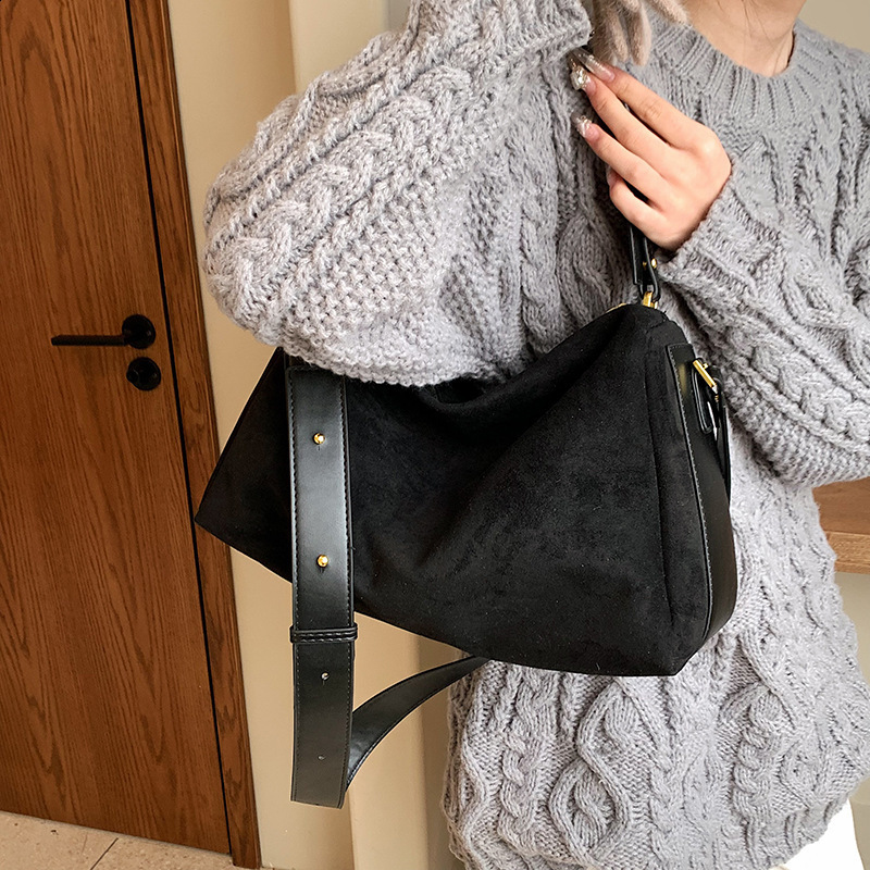 Niche crossbody bag for women 2023 new high-end and versatile suede pillow bag large capacity single shoulder handbag 240729