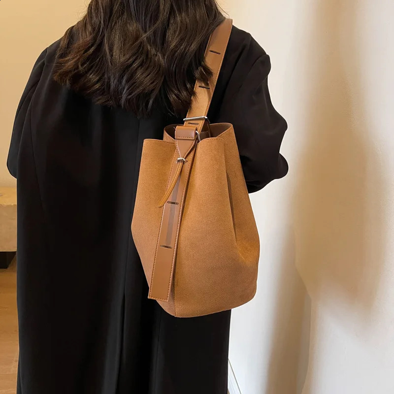 Nigedu womens bucket bag matte leather womens messenger bag cross body bag wide shoulder strap womens handbag Bolsos black 250317