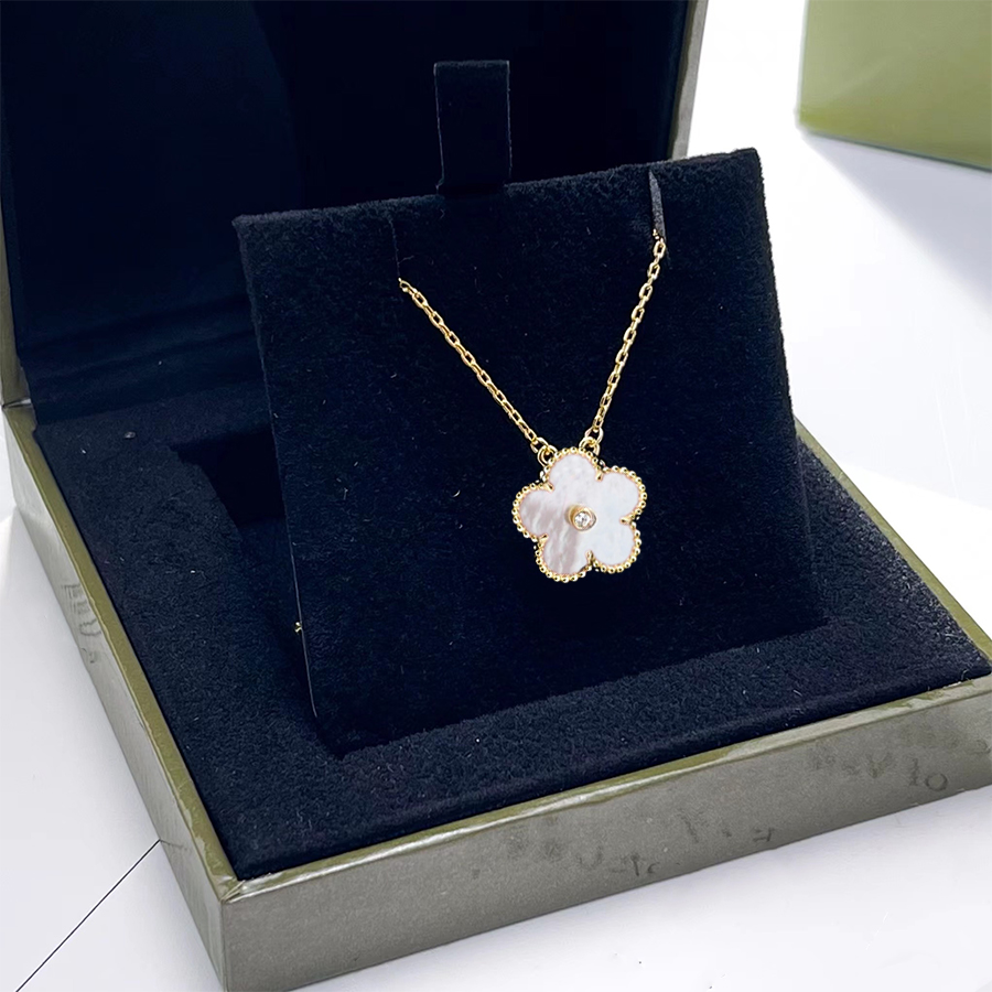 2025 Classic Clover Designer Pendant Necklaces Single wer Women Chain Jewelry Gift Trend Charm Design Necklace