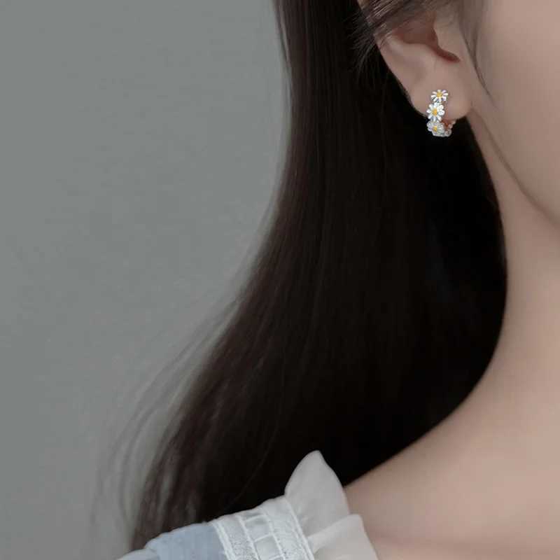 Korean Style Daisy Tulips Flowers Stud Earrings Oil Dropping Pearl Crystal Hoop Earring for Women Girls Pretty Jewelry GiftsX241023