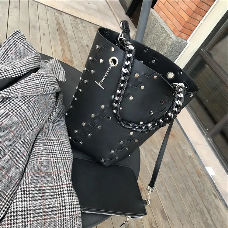 ner Rivet Large Bucket Bag Womens Wallet and Handbag High Quality Shoulder Messenger Black Hollow 240910