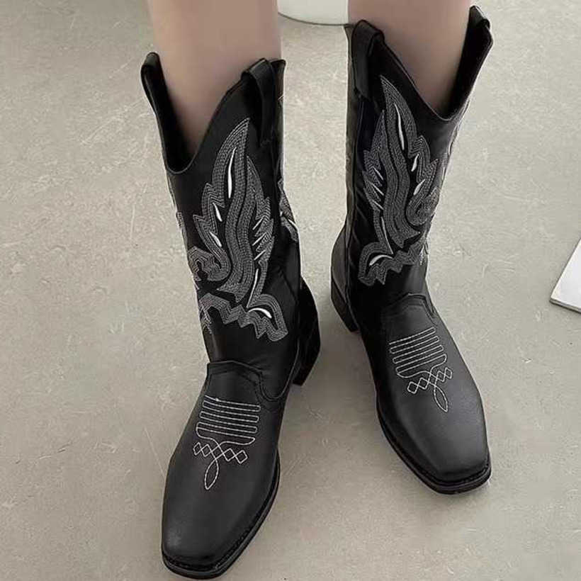 Leather Western Cowboy Fashion Boots Embroidered Knight Boots For Women Internet Celebrity Thick Heel Middle Tube V-neck Martin Boots 240826