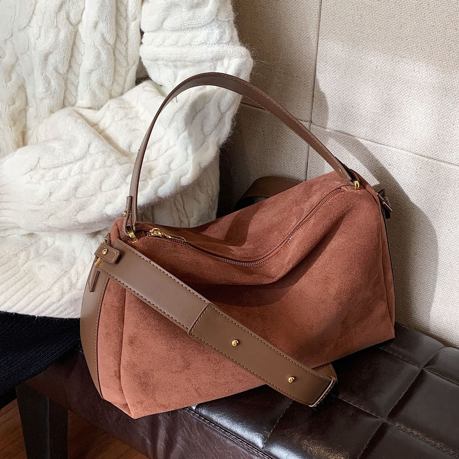 Niche crossbody bag for women 2023 new high-end and versatile suede pillow bag large capacity single shoulder handbag 240729