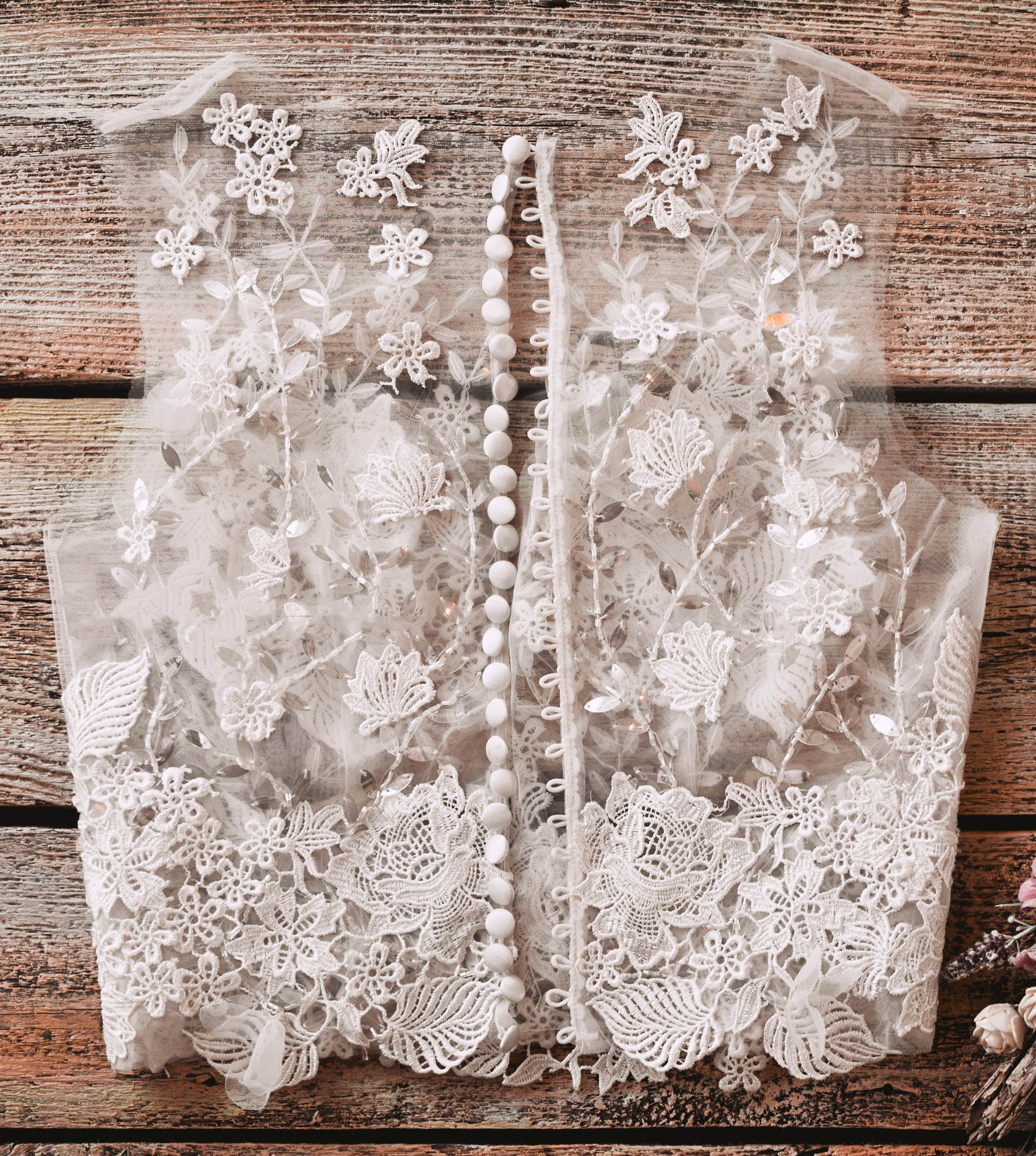 Graceful Wedding Cape Lace Sequins 3D Flowers Bridal Jacket Sleeveless Wraps Button White Ivory Accessories Jackets Custom Made Plus Size