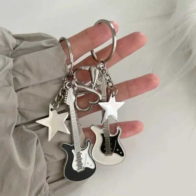 Y2k guitar love heart-shaped keychain mens womens celebrity sweet keychain cool fashion pendant punk retro accessory gift W24091121