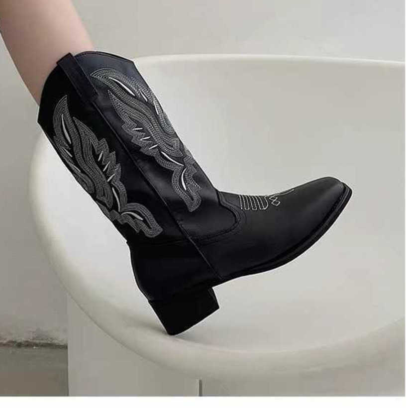 Leather Western Cowboy Fashion Boots Embroidered Knight Boots For Women Internet Celebrity Thick Heel Middle Tube V-neck Martin Boots 240826