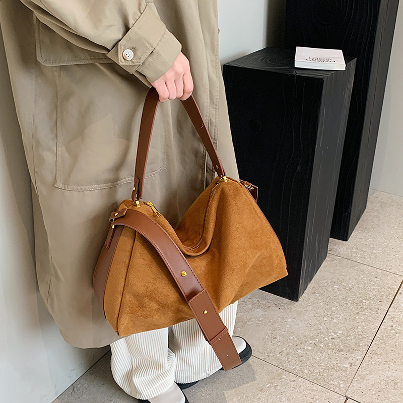Niche crossbody bag for women 2023 new high-end and versatile suede pillow bag large capacity single shoulder handbag 240729