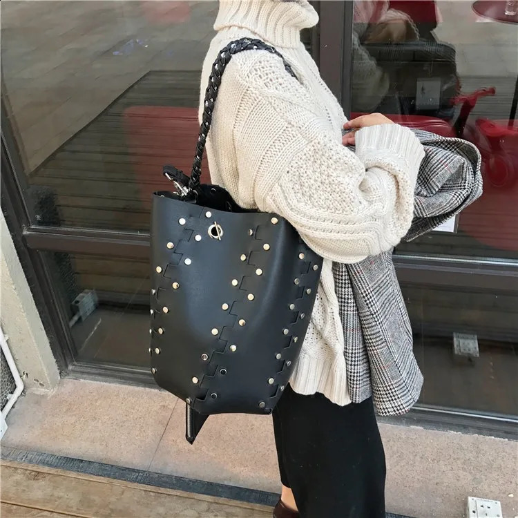 ner Rivet Large Bucket Bag Womens Wallet and Handbag High Quality Shoulder Messenger Black Hollow 240910