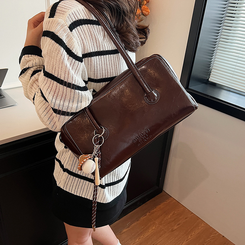Handheld Boston for women 2024 new commuter bag, high-end texture, niche and versatile, single shoulder bag