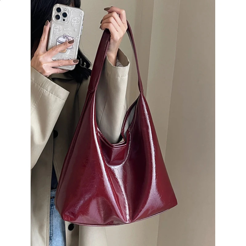 Korean retro handbag womens highend sensory simple soft leather commuting underwear large capacity shoulder bag 240910