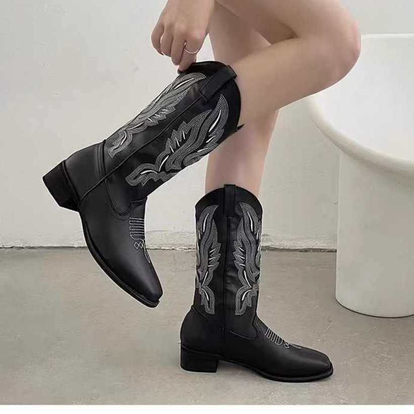 Leather Western Cowboy Fashion Boots Embroidered Knight Boots For Women Internet Celebrity Thick Heel Middle Tube V-neck Martin Boots 240826