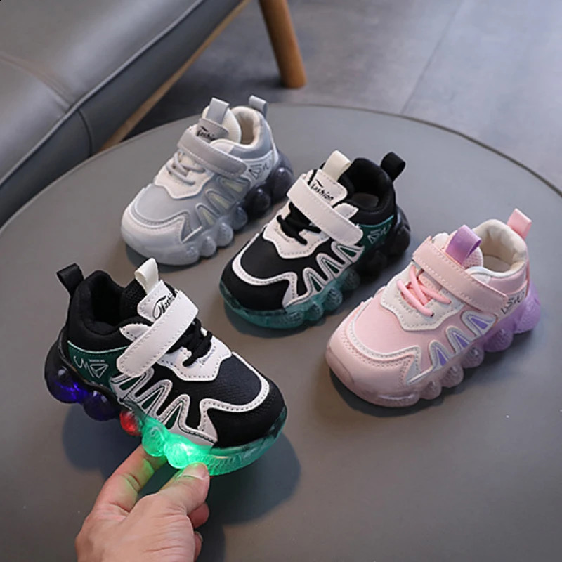 2024 new LED childrens luminous shoes baby luminous sports shoes boys and girls luminous running shoes childrens flat breathable mesh sports shoes 240912