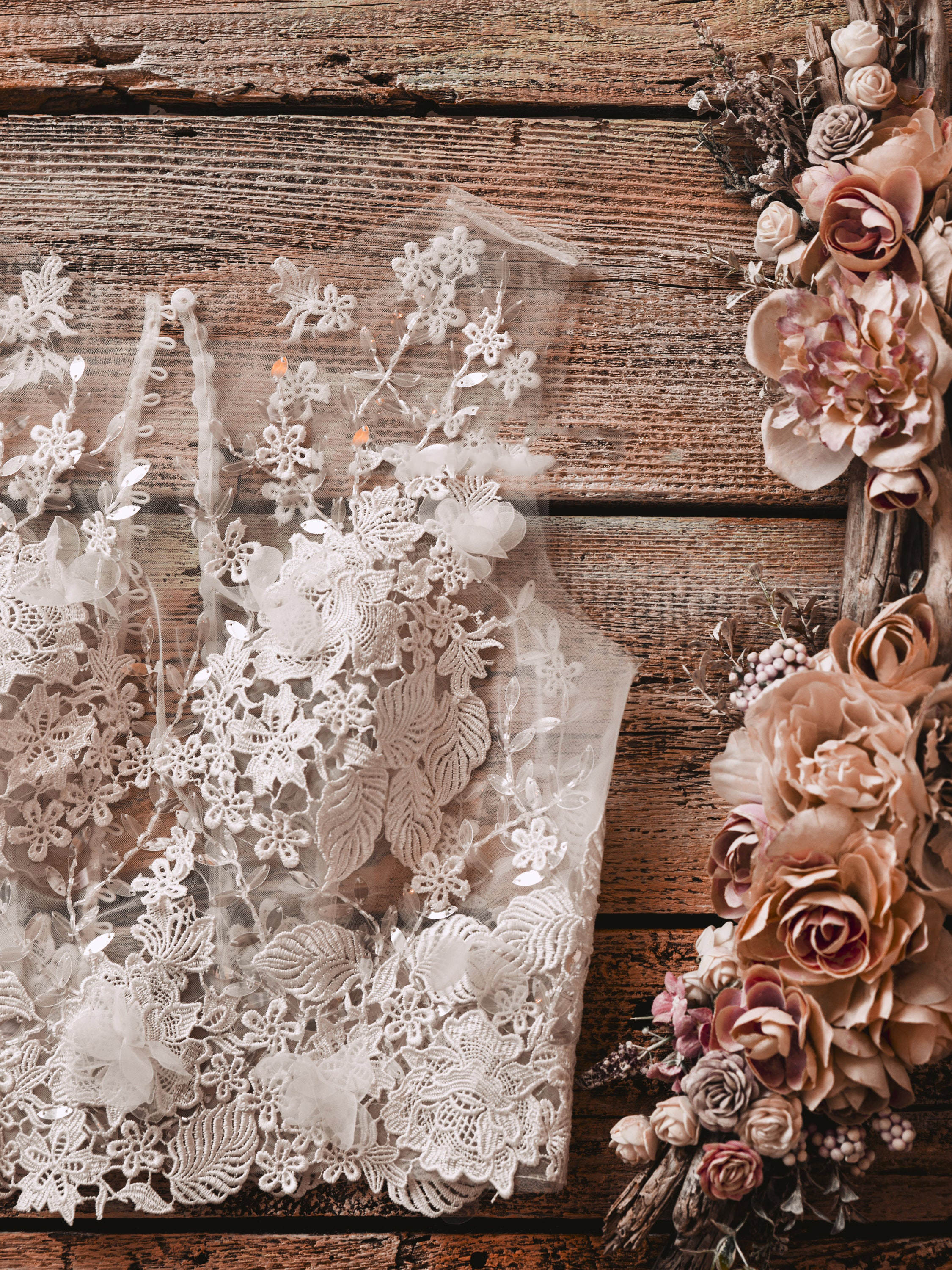 Graceful Wedding Cape Lace Sequins 3D Flowers Bridal Jacket Sleeveless Wraps Button White Ivory Accessories Jackets Custom Made Plus Size