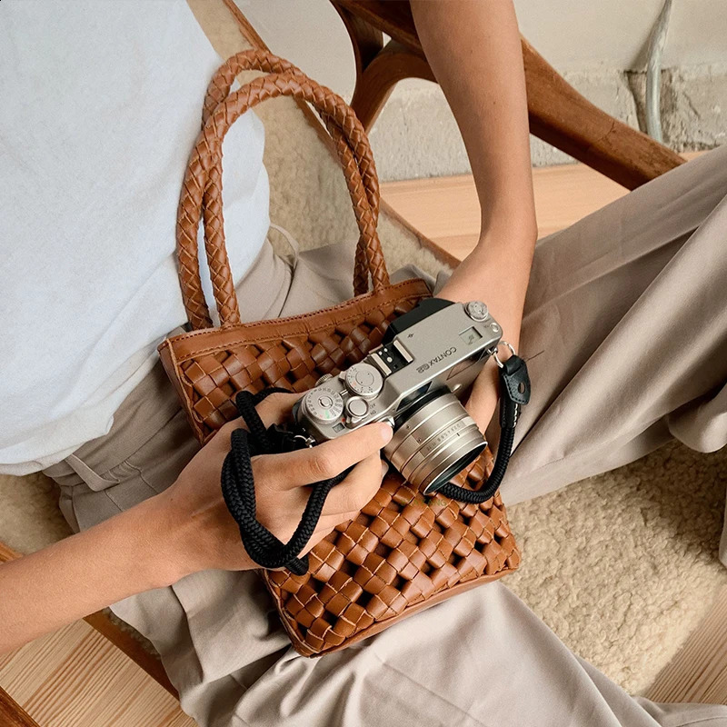 Womens small bag womens PU leather shoulder retro hollow handbag 240910