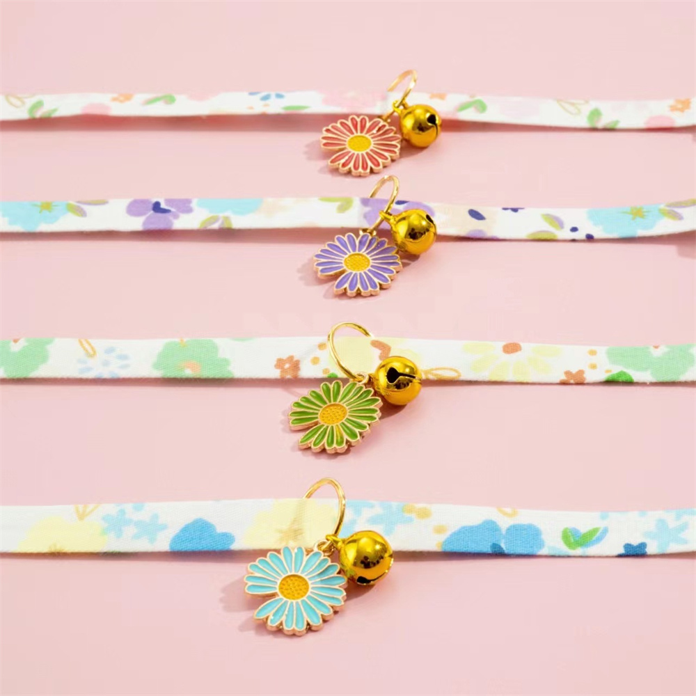 Pet Collar Adjustable Cute Ornament Cat Collar with Bell & Small Daisy Pendant Cat Collars for Kittens & Puppies Pet Accessories
