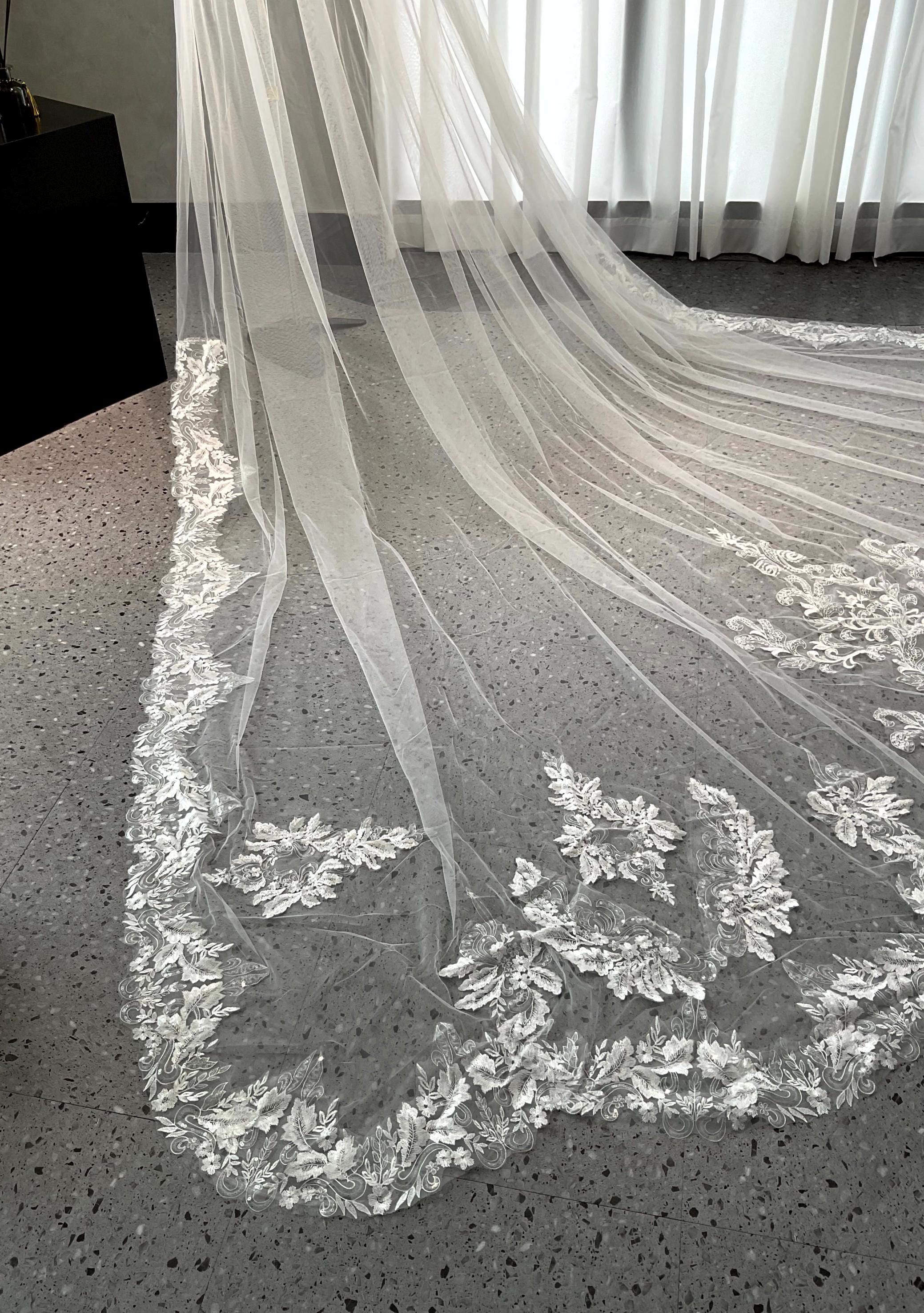 Classic Wedding Veil Lace Appliques Bridal Veil with Comb Royal Long Special Cut Veil White Ivory Custom Made Wedding Accessories