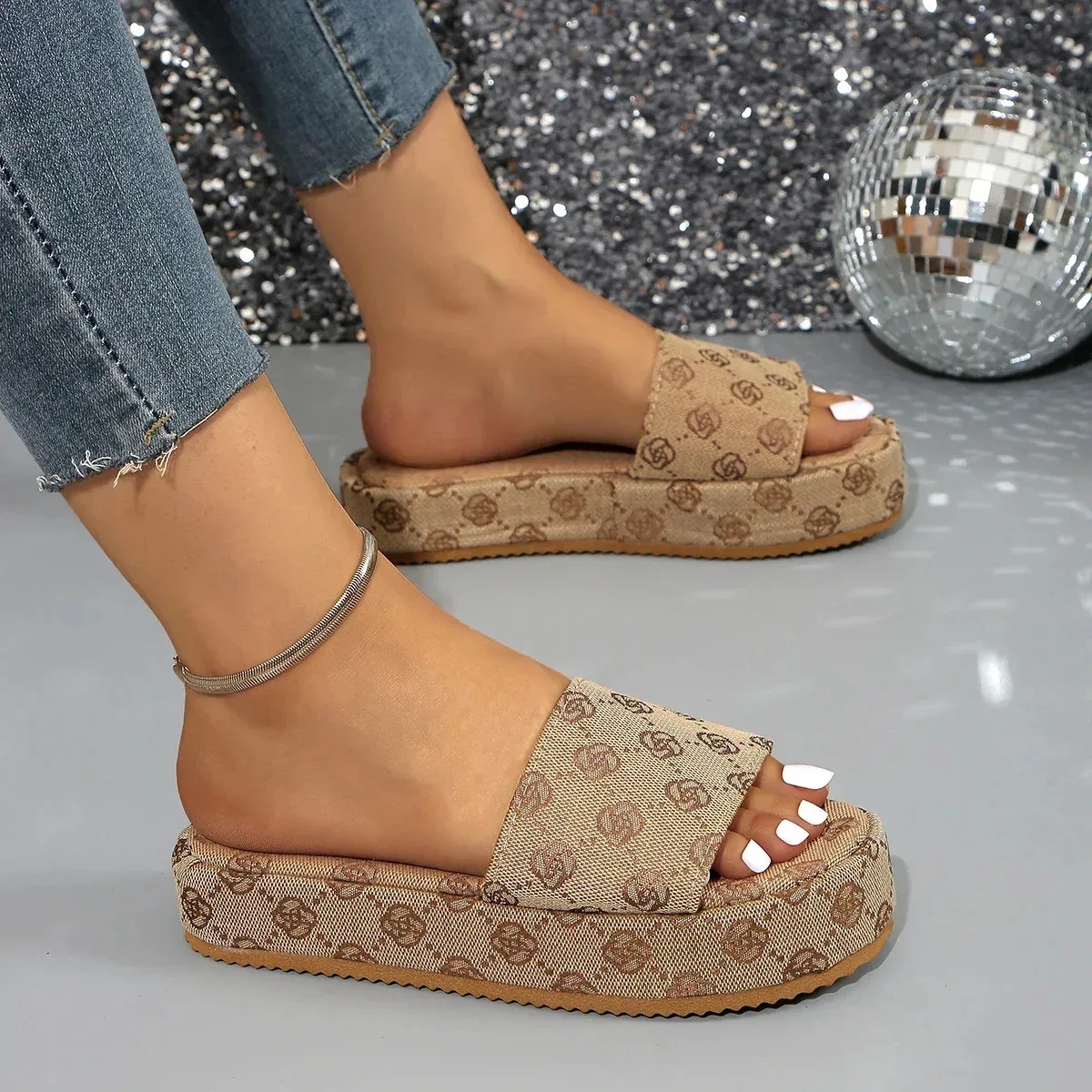 slip on 2024 Summer Slide Designer Flat Outdoor wer Sandals Womens Beach Shoes