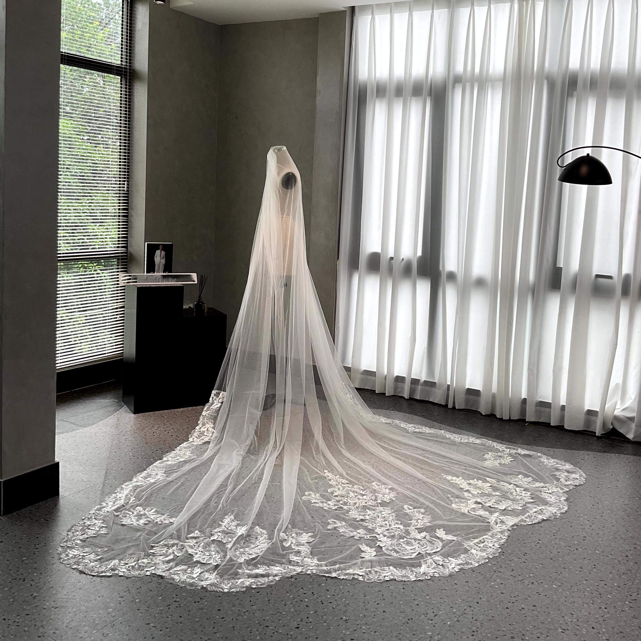 Classic Wedding Veil Lace Appliques Bridal Veil with Comb Royal Long Special Cut Veil White Ivory Custom Made Wedding Accessories