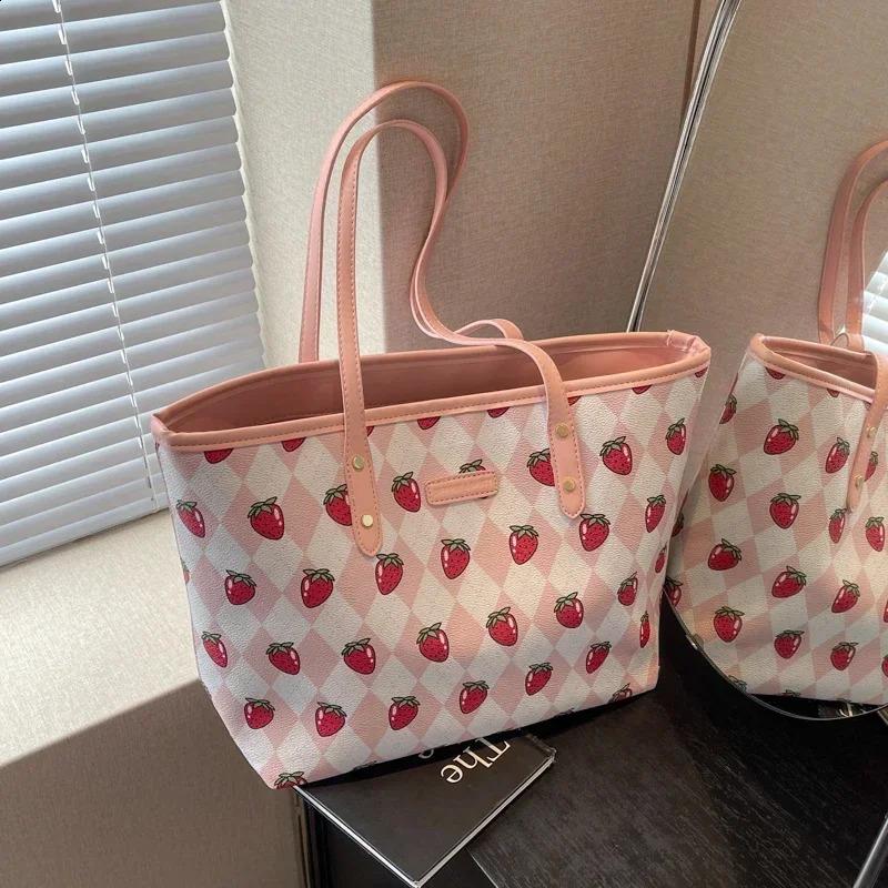 PU Large Capacity Tote Bags Zipper Strawberry Commuting Fresh Fashion Shoulder Bags for Women High Quality Tote 240907