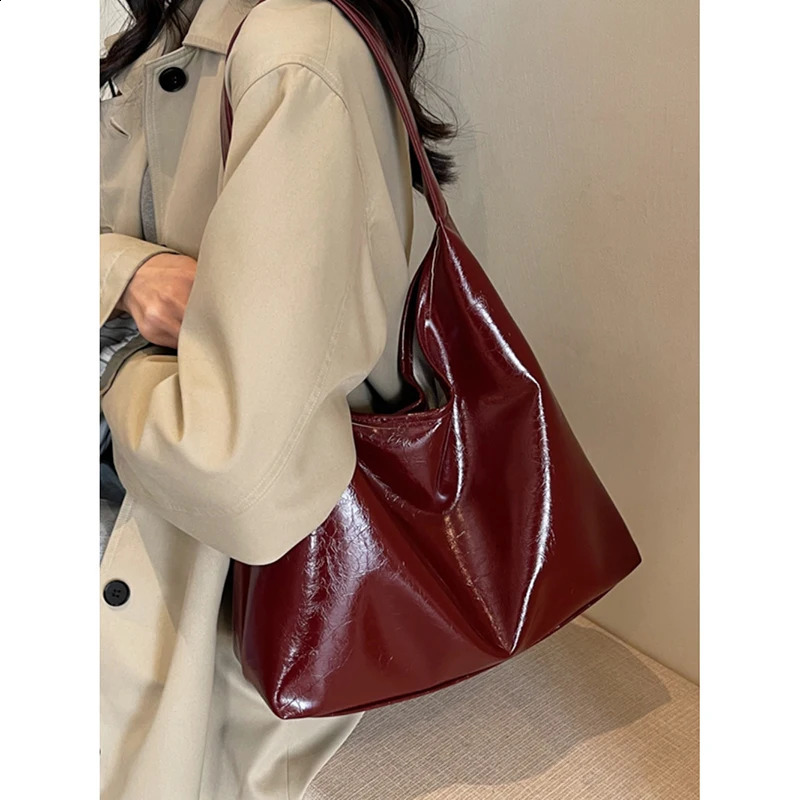 Korean retro handbag womens highend sensory simple soft leather commuting underwear large capacity shoulder bag 240910