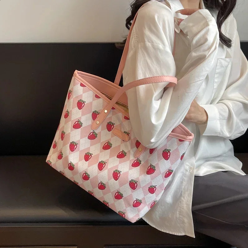 PU Large Capacity Tote Bags Zipper Strawberry Commuting Fresh Fashion Shoulder Bags for Women High Quality Tote 240907