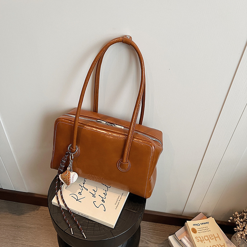 Handheld Boston for women 2024 new commuter bag, high-end texture, niche and versatile, single shoulder bag