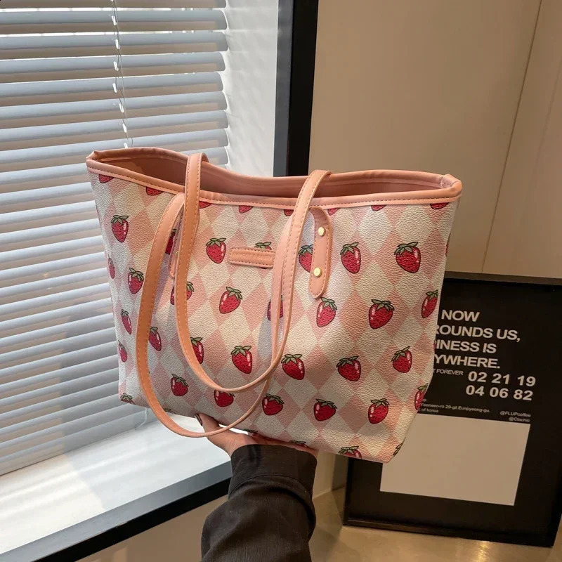 PU Large Capacity Tote Bags Zipper Strawberry Commuting Fresh Fashion Shoulder Bags for Women High Quality Tote 240907