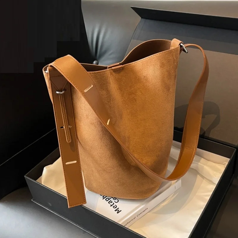 Nigedu womens bucket bag matte leather womens messenger bag cross body bag wide shoulder strap womens handbag Bolsos black 250317