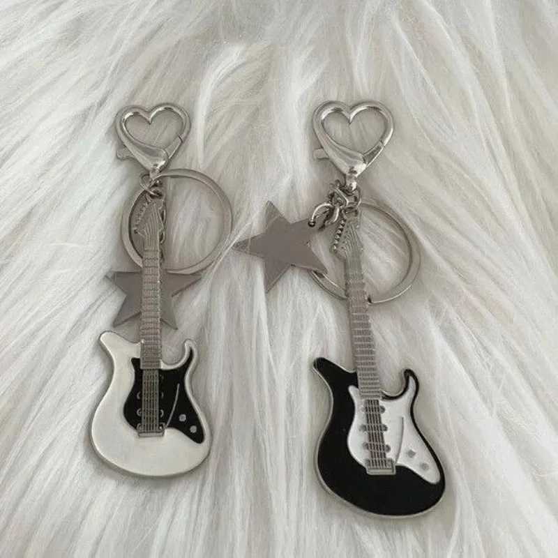 Y2k guitar love heart-shaped keychain mens womens celebrity sweet keychain cool fashion pendant punk retro accessory gift W24091121