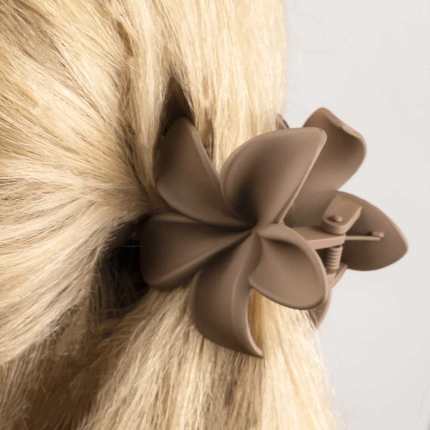 Large Flower Claw Clips For Women Fashion Hair Claw Hair Clamps Girls Matte Hairpins Sweet Headwear Barrette Hair AccessoriesX240912