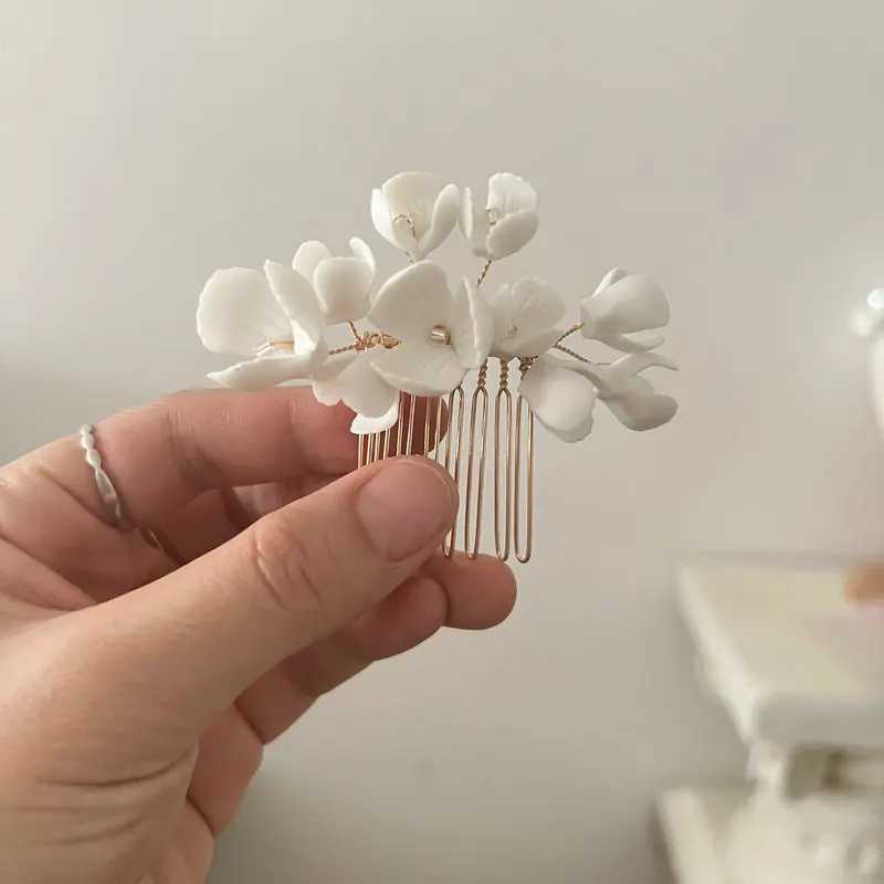 Handmade White Ceramic Flowers Bridal Hair Comb Pearls Wedding Headpiece Charming Prom Hair Accessories JewerlyX240913