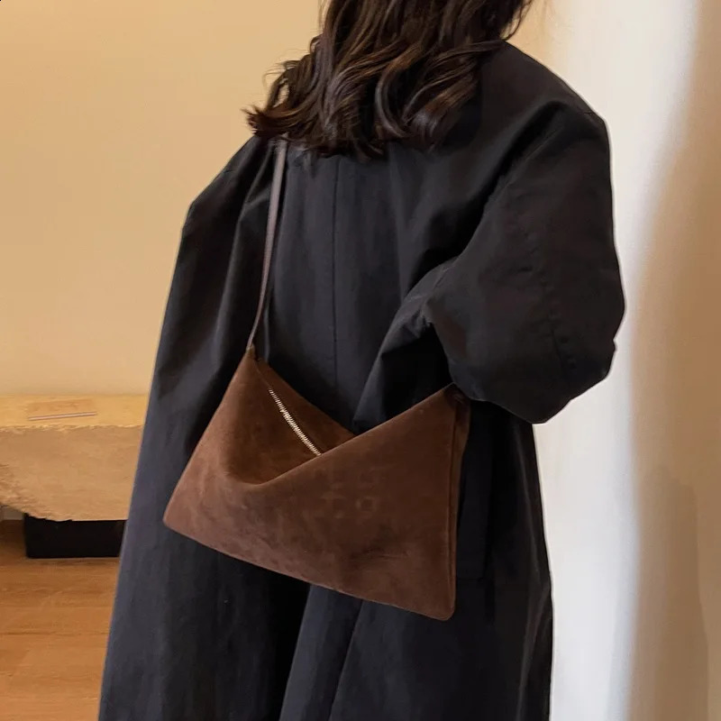 Womens Retro Suede Handbag Autumn/Winter Large Capacity Shoulder New Cross Body Fashion Trend Underwear Bag 241021