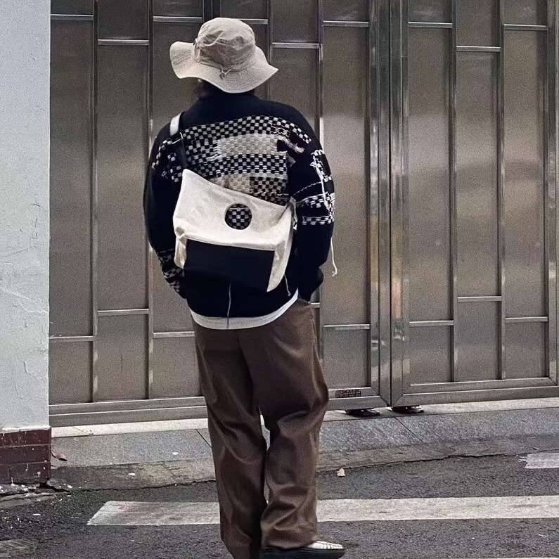 Men Sweaters 2024 new autumn and winter loose fitting pullover color blocked round neck knitted sweater for mens casual loose trendy Mens crew neck sw