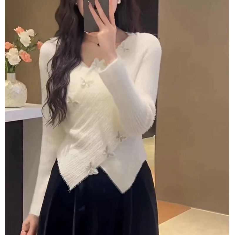 French style pure desire white cross V-neck bow sweater for women in autumn winter, with a niche design and knitted inner as the base layer